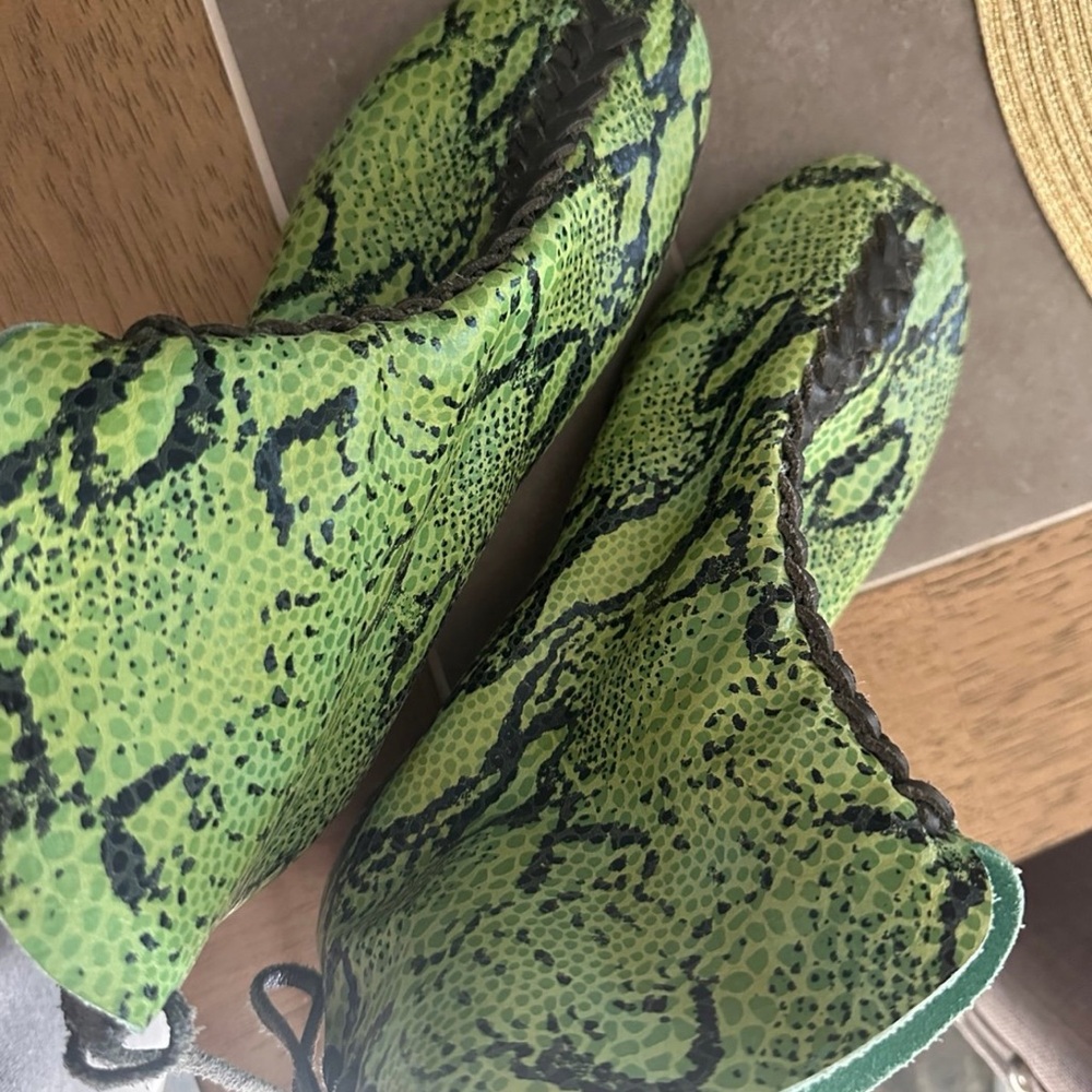 Stylish Green Snake Print Ankle Boots - Picture 1 of 6